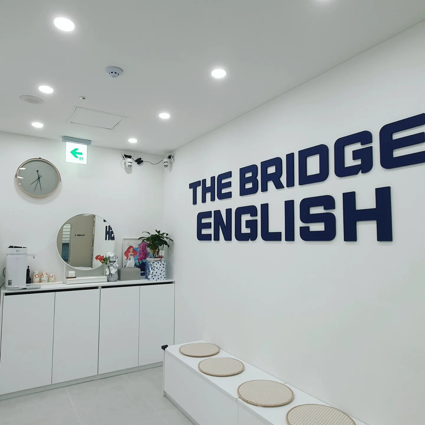 더브릿지 로비의 벤치와 실내 사인