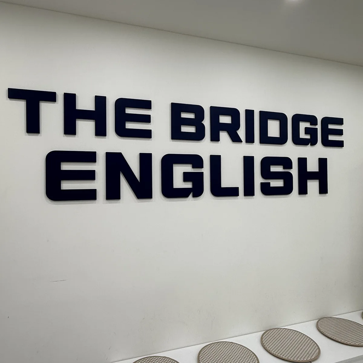 실제 로비 벽의 THE BRIDGE ENGLISH 입체 사인